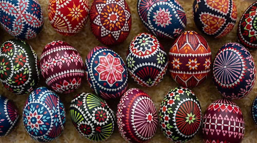 بيض عيد الفصح الملون بنماذج وزخارف سوربية. / صورة: بول جليسر / دبا