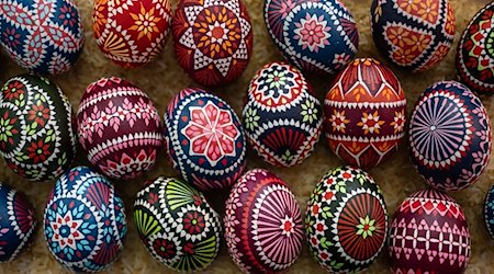 بيض عيد الفصح الملون بنماذج وزخارف سوربية. / صورة: بول جليسر / دبا