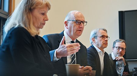 Dietmar Woidke (2nd from left, SPD), Petra Köpping (SPD), Georg Maier (SPD) and Philipp Geiger (r), take part in a press conference before the start of the Friedrich-Ebert-Stiftung's Future Dialogue "East Germany has the choice" / Photo: Patrick Pleul/dpa