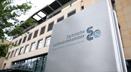 Eine Stehle steht vor der Sächsischen Landesärztekammer. / Foto: Sebastian Kahnert/dpa-Zentralbild/dpa