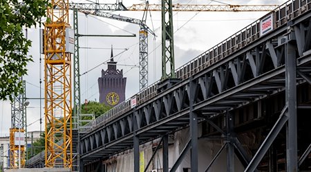 تجري أعمال البناء على جسر السكك الحديدية التاريخي في شيمنيتز. / صورة: هندريك شميت / دبا