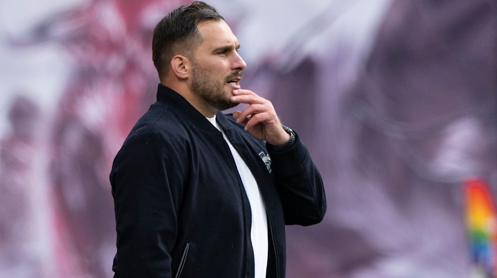 Leipzigs Trainer Saban Uzun reagiert an der Seitenlinie. / Foto: Hendrik Schmidt/dpa