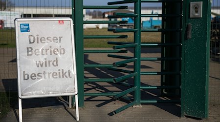 Ein Schild mit der Aufschrift «Dieser Betrieb wird bestreikt» steht am Drehkreuz vor dem Recycling-Betrieb SRW. / Foto: Jan Woitas/dpa