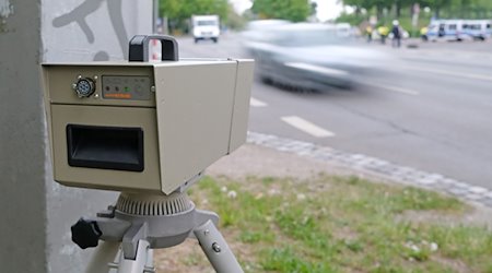 Камера приладу для вимірювання швидкості під час перевірки дорожнього руху / Фото: Sebastian Willnow/dpa