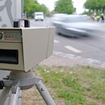 Die Kamera einer Geschwindigkeitsmesseinrichtung während einer Verkehrskontrolle. / Foto: Sebastian Willnow/dpa