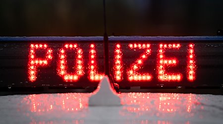 Der Schriftzug „Polizei“, aufgenommen während einer Verkehrskontrolle. / Foto: Soeren Stache/dpa
