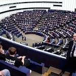 Abgeordnete nehmen an einer Sitzung im Europäischen Parlament teil. / Foto: Jean-Francois Badias/AP/dpa