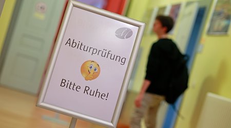 Ein Hinweisschild mit der Aufschrift «Abiturprüfung Bitte Ruhe» steht im Schulgebäude des Landesgymnasiums für Musik in Wernigerode. / Foto: Matthias Bein/dpa