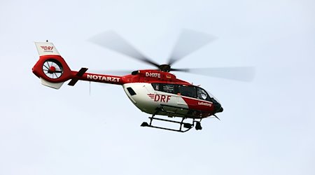 Ein Rettungshubschrauber der Deutschen Luftrettung (DRF) ist über einer Unfallstelle. / Foto: Jan Woitas/dpa