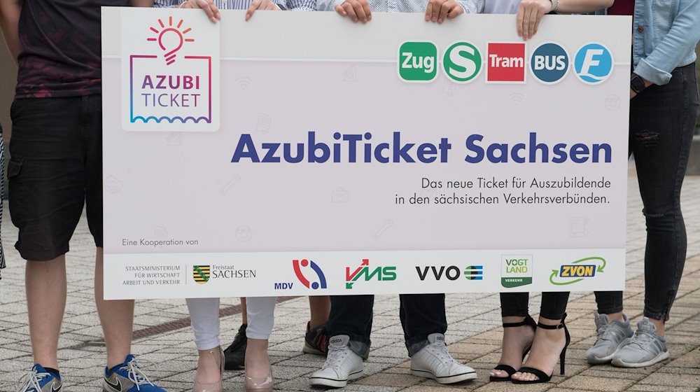 Auszubildende halten ein Transparent mit der Aufschrift «AzubiTicket Sachsen». / Foto: Sebastian Kahnert/ZB/dpa/Archivbild