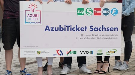 Auszubildende halten ein Transparent mit der Aufschrift «AzubiTicket Sachsen». / Foto: Sebastian Kahnert/ZB/dpa/Archivbild