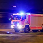 Ein Löschfahrzeug der Feuerwehr fährt mit Blaulicht und Martinshorn. / Foto: Jan Woitas/dpa