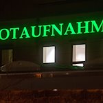 Der Schriftzug «Notaufnahme» hängt in leuchtendem Grün an einem Krankenhaus. / Foto: Stefan Sauer/dpa/Symbolbild