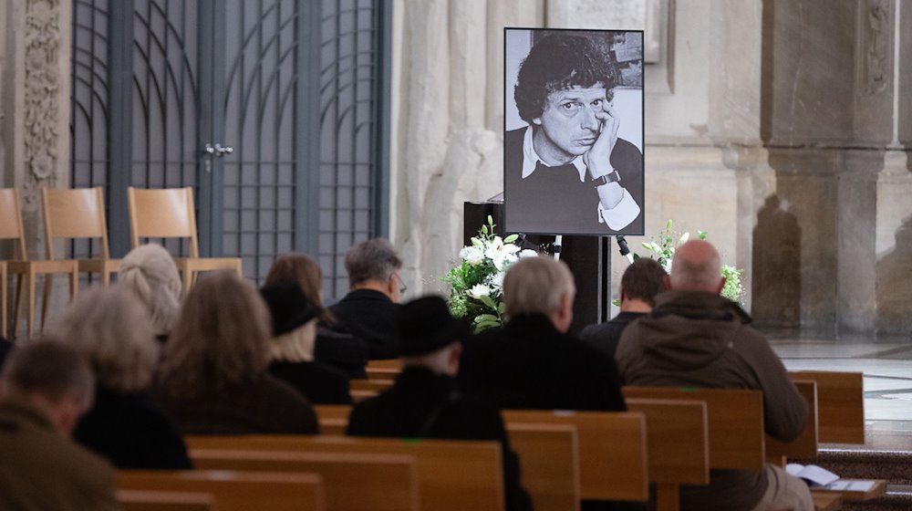 Participants in a memorial service for the late composer Udo Zimmermann sit in the Kreuzkirche / Photo: Sebastian Kahnert/dpa-Zentralbild/dpa