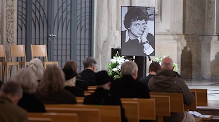 Teilnehmer eines Gedenkgottesdientes für den verstorbenen Komponisten Udo Zimmermann sitzen in der Kreuzkirche. / Foto: Sebastian Kahnert/dpa-Zentralbild/dpa