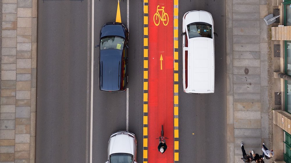 Автомобілі припарковані на велосипедній доріжці з червоною розміткою на мосту Блауес Вундер через Ельбу / Фото: Sebastian Kahnert/dpa