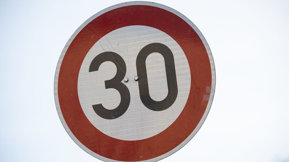 Ein Schild weist auf die Geschwindigkeitsbegrenzung von 30 Km/h hin. / Foto: Sebastian Gollnow/dpa/Symbolbild