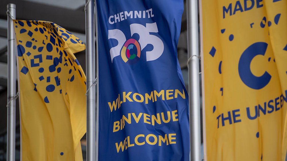 Flaggen mit dem Logo „Chemnitz 2025“ wehen vor dem Neuen Rathaus. / Foto: Hendrik Schmidt/dpa-Zentralbild/dpa/Archiv