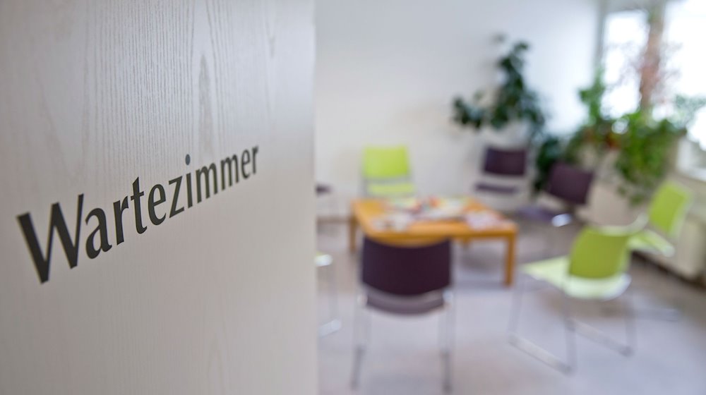 «Wartezimmer» ist auf der Tür eines leeren Wartezimmers in einer Arztpraxis zu lesen. / Foto: Daniel Karmann/dpa