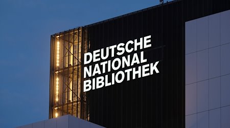 Der neue Schriftzug "Deutsche Nationalbibliothek" (DNB) leuchtet an einem 55 Meter hohen Gebäude der früheren Deutschen Bücherei. / Foto: Sebastian Willnow/dpa