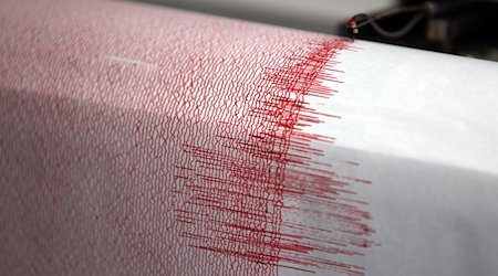 Der Seismograph der Erdbebenwarte verzeichnet Ausschläge. / Foto: Oliver Berg/dpa