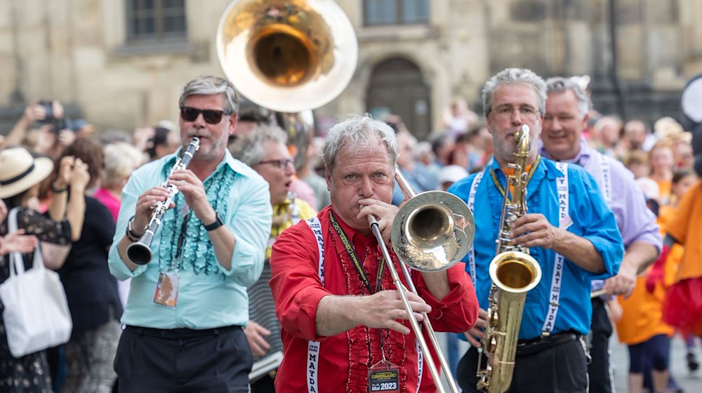 Desfile de Dixieland al final del 51 Festival Internacional de Dixieland de Dresde. El evento de jazz antiguo de la capital del estado de Sajonia es conocido en toda Europa como la "capital del Dixieland" y atrae cada año a miles de visitantes / Foto: Daniel Schäfer/dpa.