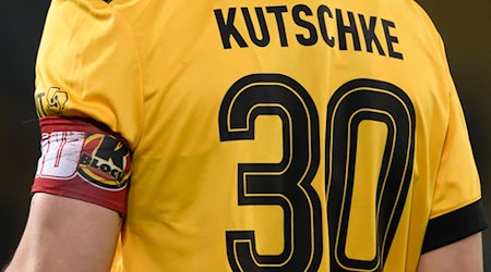 Гравець "Динамо" Штефан Кучке носить капітанську пов'язку з написом K Block / Фото: Robert Michael/dpa