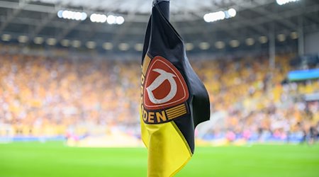 A corner flag with the Dynamo Dresden club logo stands at the corner of the pitch / Photo: Robert Michael/dpa/Symbolic image