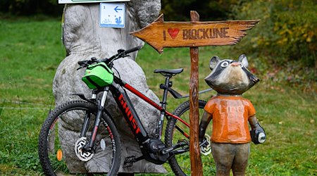 A mountain bike stands behind a sign during a media event on the "Blockline" project in the "Blockhausen" open-air museum / Photo: Robert Michael/dpa-Zentralbild/dpa