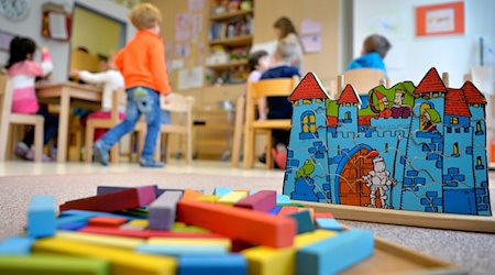 Spielzeug liegt in einer Kindertagesstätte auf dem Boden. / Foto: Monika Skolimowska/dpa