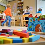Spielzeug liegt in einer Kindertagesstätte auf dem Boden. / Foto: Monika Skolimowska/dpa