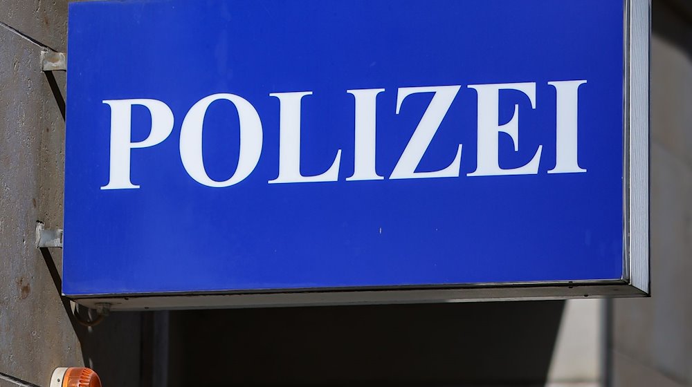 Ein Schild mit der Aufschrift "Polizei" hängt an einem Polizeirevier. / Foto: Jan Woitas/Deutsche Presse-Agentur GmbH/dpa