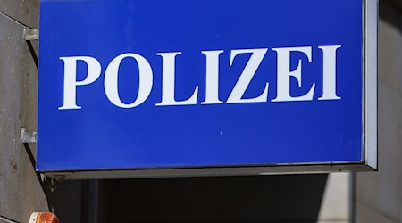 Ein Schild mit der Aufschrift "Polizei" hängt an einem Polizeirevier. / Foto: Jan Woitas/Deutsche Presse-Agentur GmbH/dpa