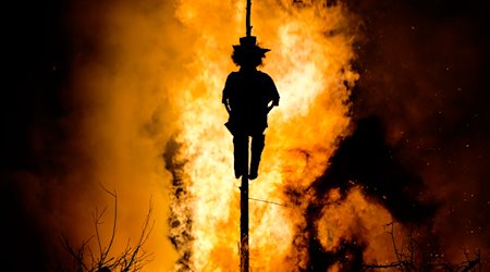 Eine symbolische "Hexe" wird auf der Spitze eines traditionellen Hexenfeuers in Göda bei Bautzen verbrannt. / Foto: Arno Burgi/dpa