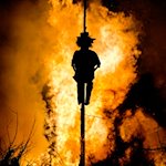 Eine symbolische "Hexe" wird auf der Spitze eines traditionellen Hexenfeuers in Göda bei Bautzen verbrannt. / Foto: Arno Burgi/dpa