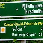 Ein Richtungspfeil für den Caspar-David-Friedrich Weg. / Foto: Robert Michael/dpa