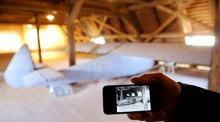 رئيس قلعة كولديتز يعرض صورة أصلية للطائرة الشراعية الأسطورية كولديتز. / الصورة: يان فويتوس / دبا
