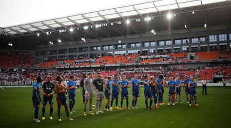 اللاعبون من RB لايبزغ يقفون أمام المدرجات الضيف. / صورة: فيليب من دتفورت / دبا