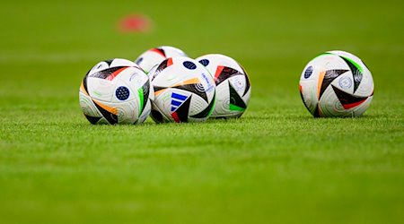 Spielbälle der UEFA Euro 2024 liegen vor dem Spiel auf dem Rasen. / Foto: Tom Weller/dpa