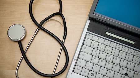 Ein Stethoskop liegt neben einem Laptop. / Foto: Patrick Pleul/dpa-Zentralbild/dpa/Illustration