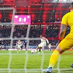 Leipzigs Lois Openda verwandelt einen Elfmeter gegen Heidenheims Torwart Kevin Müller. / Foto: Jan Woitas/dpa