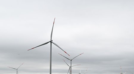 Bei starkem Wind und wolkenverhangenem Himmel drehen sich Windräder zur Stromerzeugung. / Foto: Bernd Weißbrod/dpa