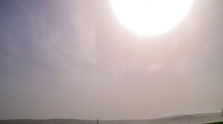 Saharastaub lässt die Sonne milchig und getrübt erscheinen. / Foto: Andre März/ErzgebirgsNews/dpa