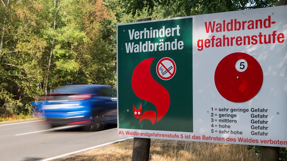 Ein Schild weist nach langer Trockenheit die Waldbrandgefahrenstufe 5 aus. / Foto: Monika Skolimowska/dpa-Zentralbild/dpa/Archivbild