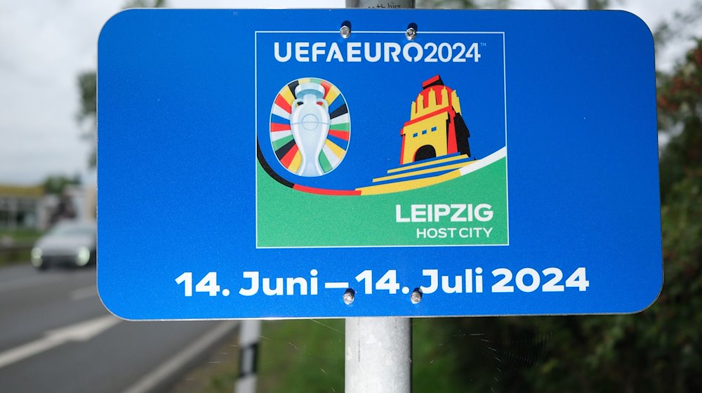 En el letrero de entrada a la ciudad se ha colocado una placa con motivo del próximo Campeonato Europeo de Fútbol. Leipzig es una de las sedes del torneo / Foto: Sebastian Willnow/dpa