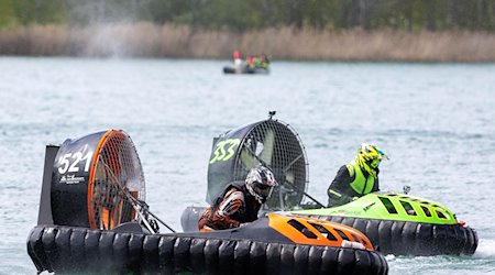 Mit 130 Kilometern pro Stunde über den See: Die Hovercraft-Europameisterschaft lockt Sportler aus ganz Europa an den Halbendorfer See