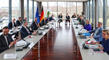 Das sächsische Kabinett im Michael Kretschmer (M, CDU) berät sich in einer auswärtigen Kabinettssitzung. / Foto: Jan Woitas/dpa