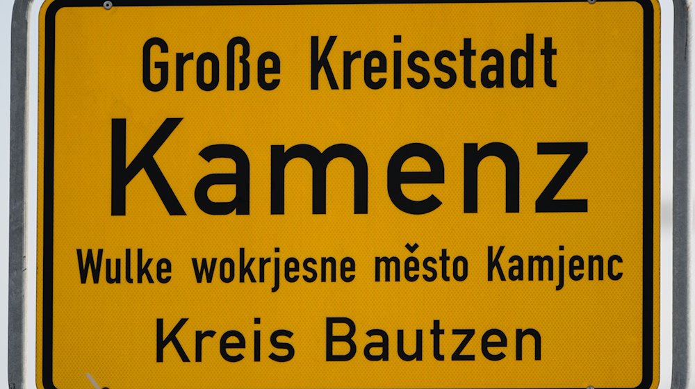 A town sign stands at the entrance to the town in the district of Bautzen. / Photo: Robert Michael/dpa