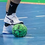 Ein Spieler hält einen Handball mit dem Fuß fest. / Foto: Andreas Gora/dpa/Symbolbild