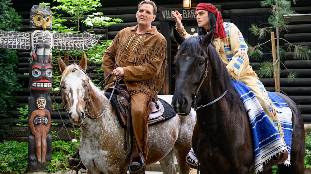 Sascha Gluth (l) als Shatterhand und Michael Berndt-Cananá als Winnetou reiten auf Pferden. / Foto: Robert Michael/dpa